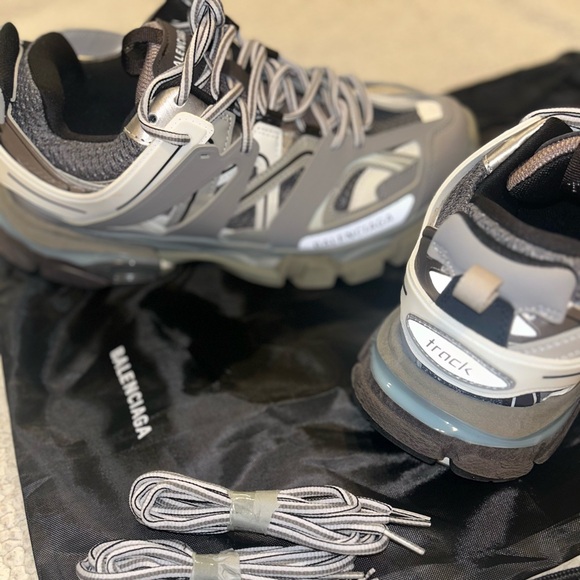 Bought the wrong size , Brand New hasn’t been worn. Selling them for low - Picture 1 of 7